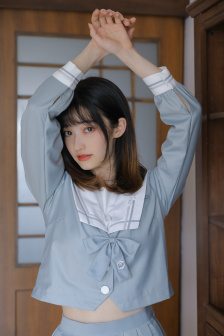 我坐在有木棒的椅子上写作业视频